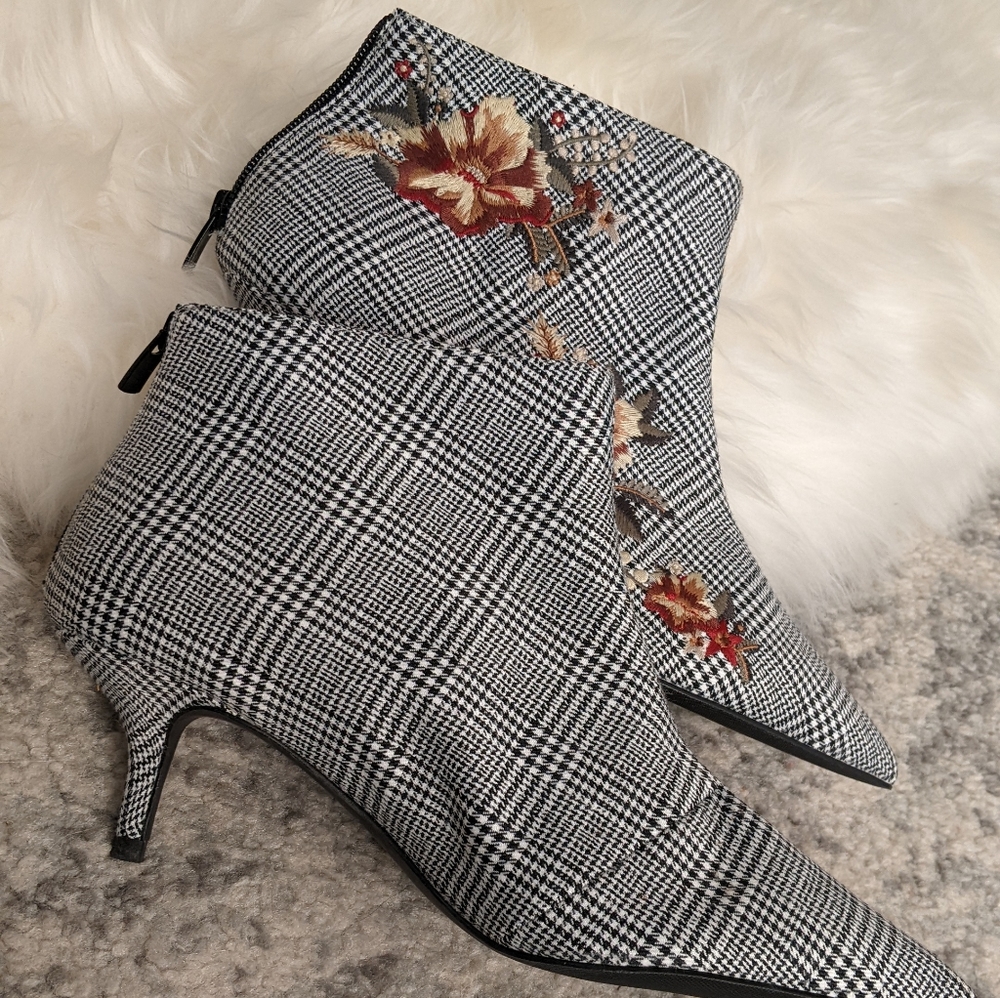 Charles & Keith Shoes - Size 39 Embroidered Plaid Ankle Bootie with Kitten Heel - Picture 2 of 6